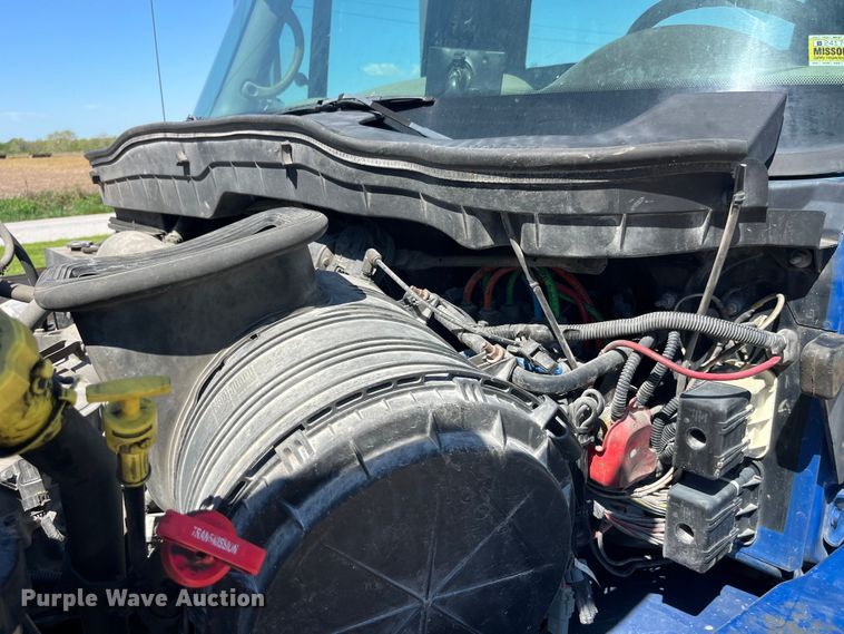 image for item LD9474 2011 International 7600 truck cab and chassis