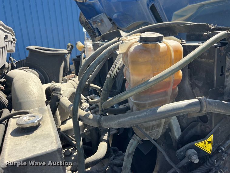 image for item LD9474 2011 International 7600 truck cab and chassis