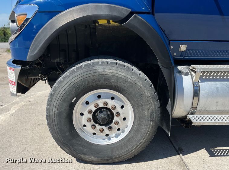 image for item LD9474 2011 International 7600 truck cab and chassis