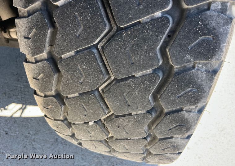 image for item LD9474 2011 International 7600 truck cab and chassis