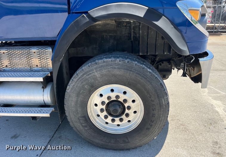 image for item LD9474 2011 International 7600 truck cab and chassis