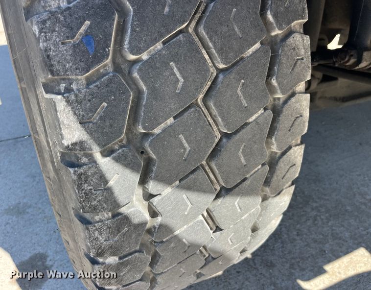 image for item LD9474 2011 International 7600 truck cab and chassis