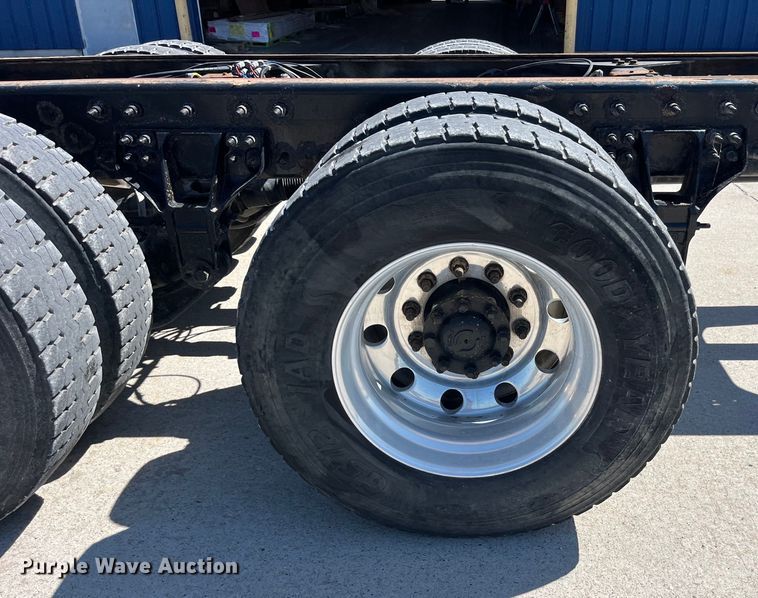 image for item LD9474 2011 International 7600 truck cab and chassis