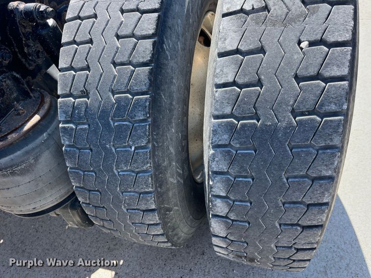 image for item LD9474 2011 International 7600 truck cab and chassis