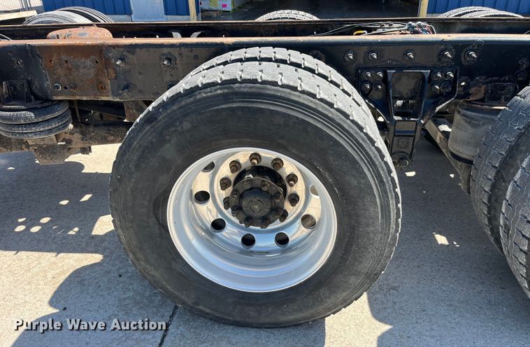 image for item LD9474 2011 International 7600 truck cab and chassis