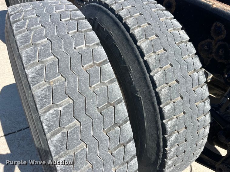 image for item LD9474 2011 International 7600 truck cab and chassis