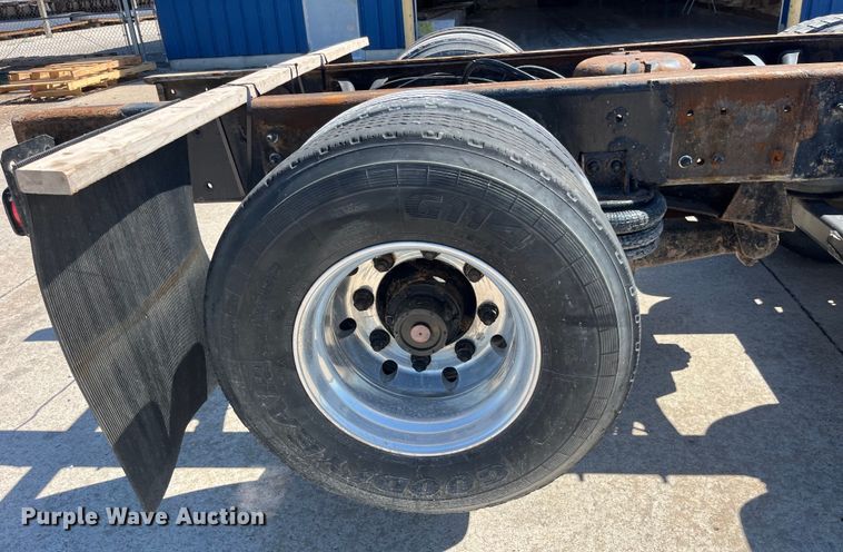 image for item LD9474 2011 International 7600 truck cab and chassis