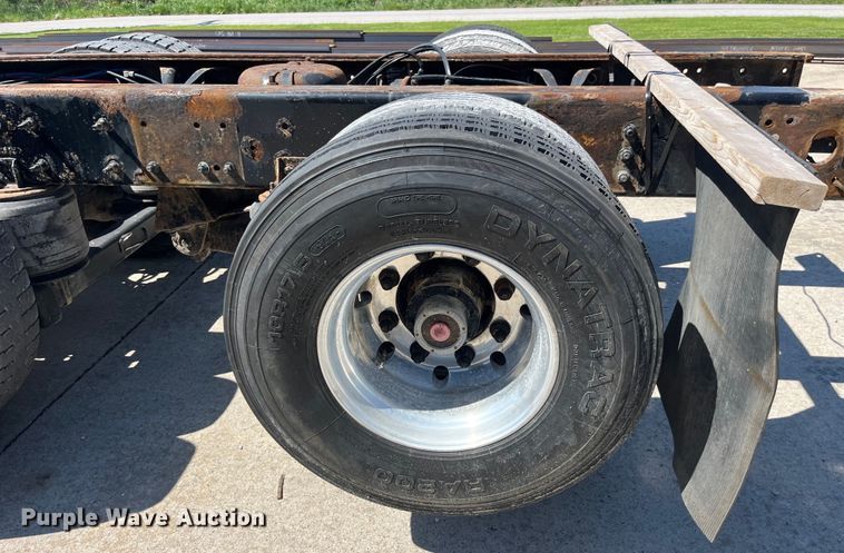 image for item LD9474 2011 International 7600 truck cab and chassis