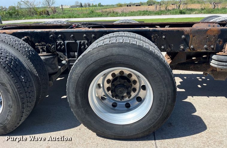 image for item LD9474 2011 International 7600 truck cab and chassis