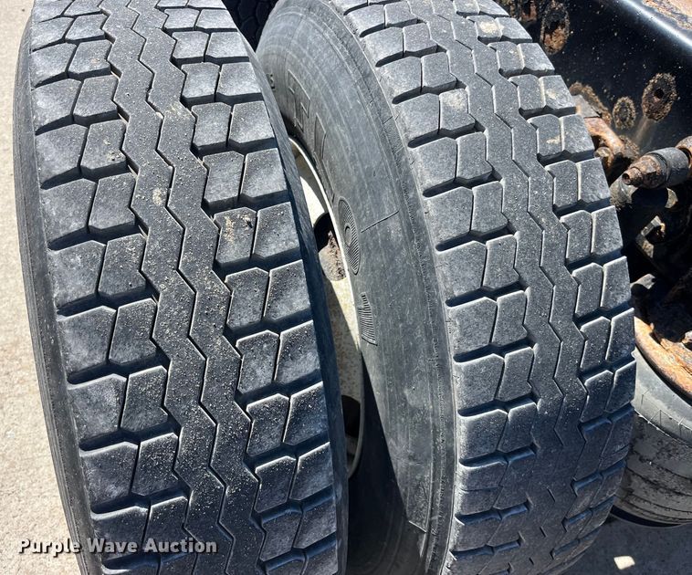 image for item LD9474 2011 International 7600 truck cab and chassis