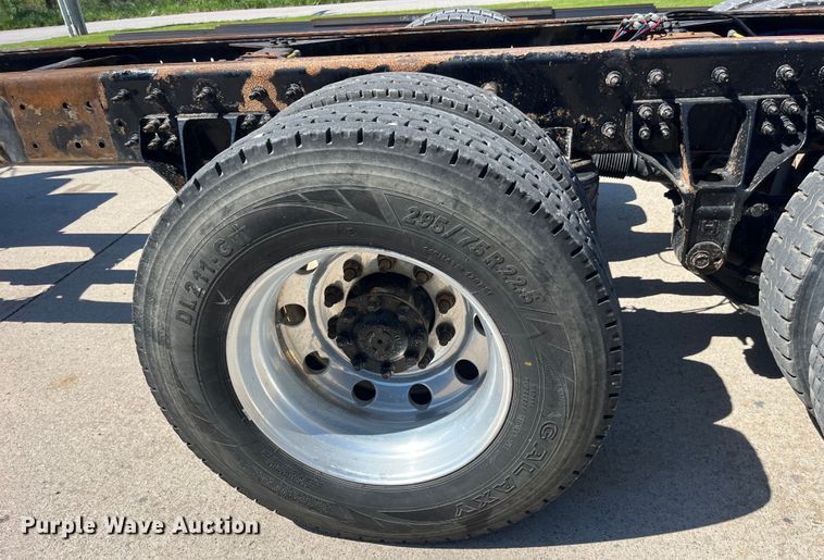 image for item LD9474 2011 International 7600 truck cab and chassis