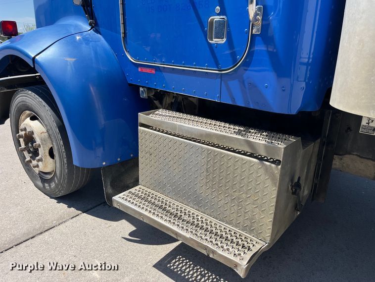 image for item LD9475 2005 Peterbilt PB330 box truck