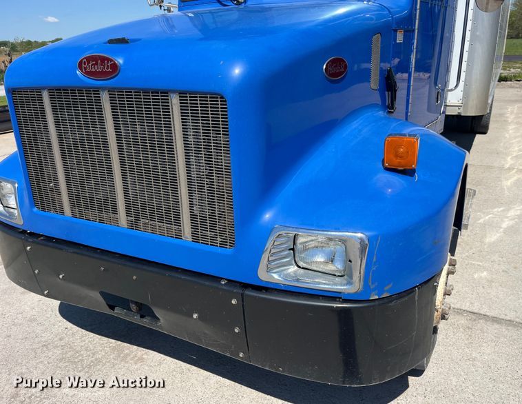 image for item LD9475 2005 Peterbilt PB330 box truck