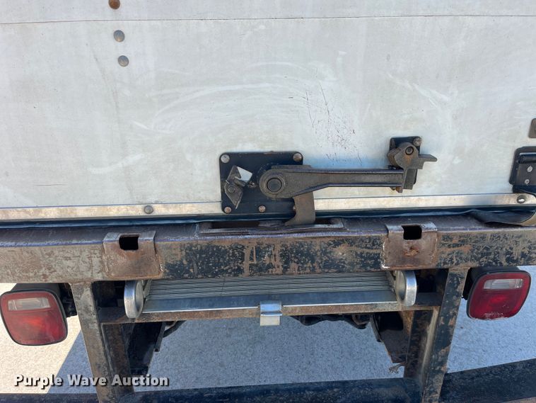 image for item LD9475 2005 Peterbilt PB330 box truck