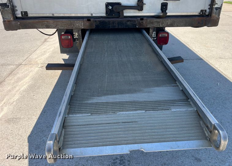 image for item LD9475 2005 Peterbilt PB330 box truck