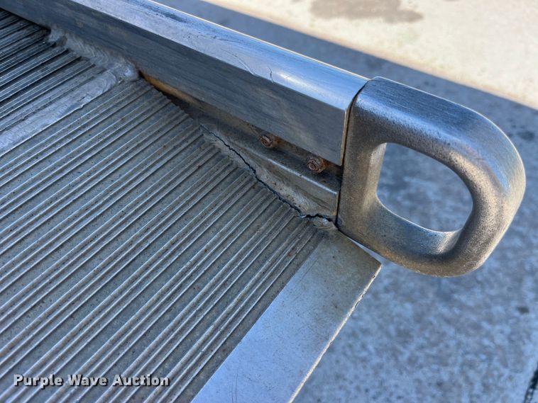 image for item LD9475 2005 Peterbilt PB330 box truck