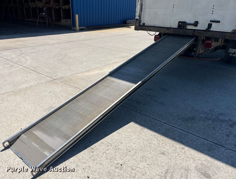 image for item LD9475 2005 Peterbilt PB330 box truck