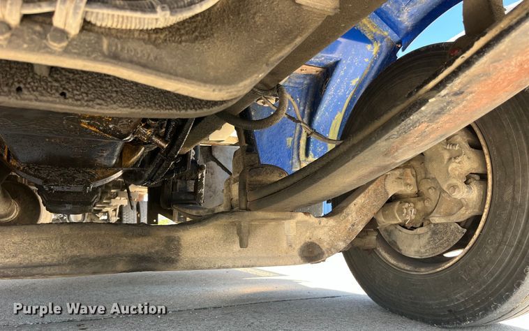 image for item LD9475 2005 Peterbilt PB330 box truck