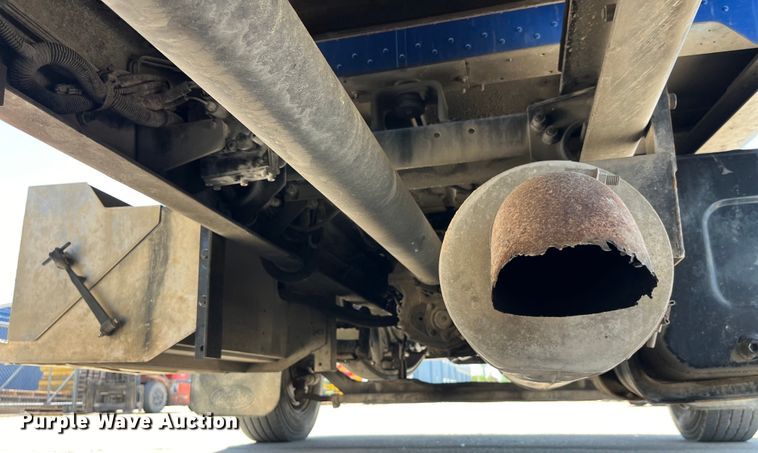 image for item LD9475 2005 Peterbilt PB330 box truck