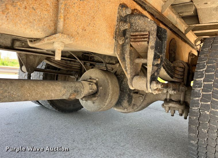 image for item LD9475 2005 Peterbilt PB330 box truck