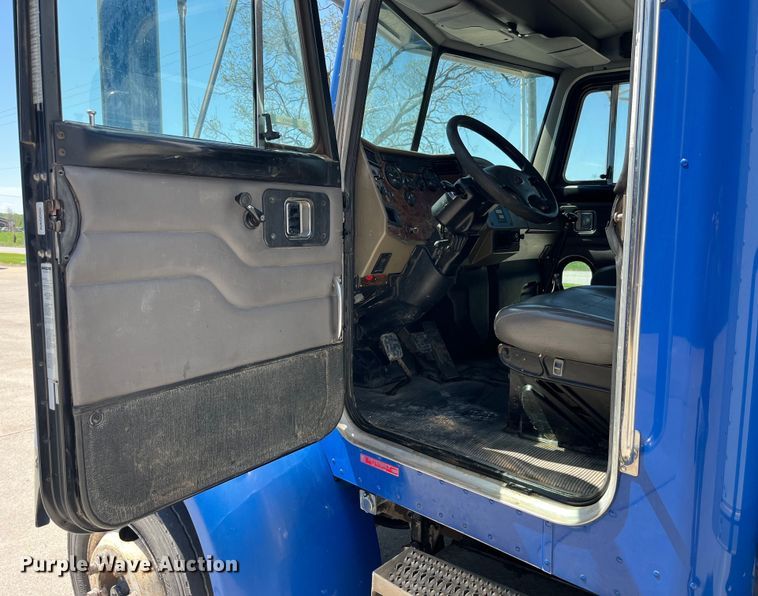 image for item LD9475 2005 Peterbilt PB330 box truck