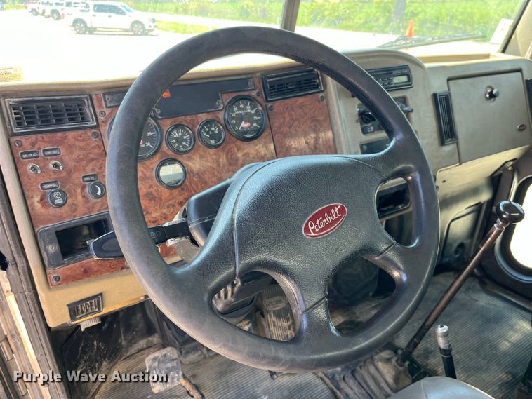 image for item LD9475 2005 Peterbilt PB330 box truck