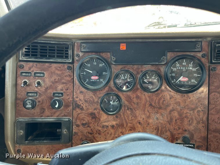 image for item LD9475 2005 Peterbilt PB330 box truck