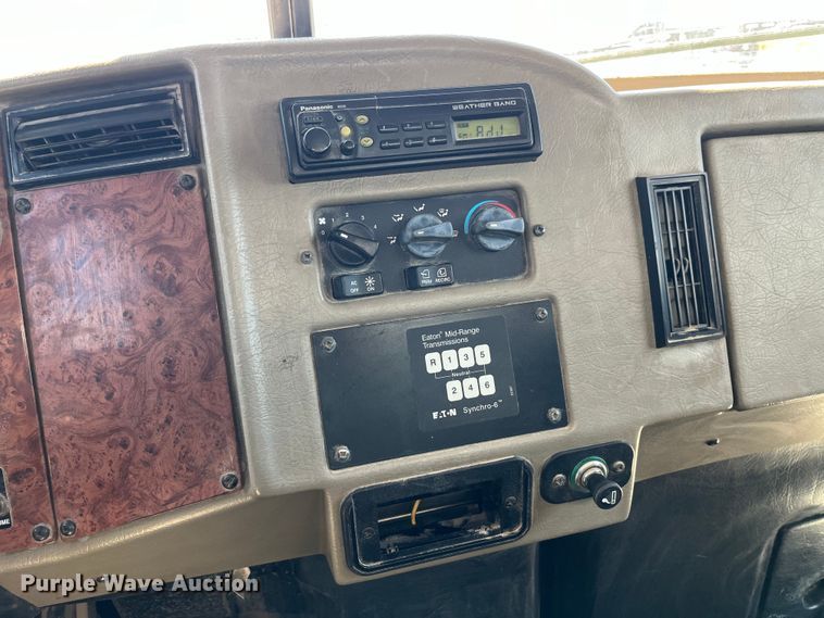 image for item LD9475 2005 Peterbilt PB330 box truck