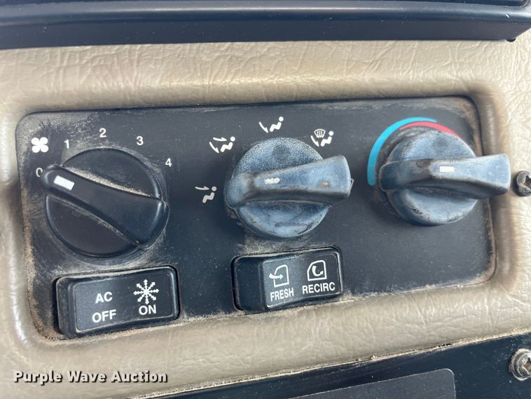 image for item LD9475 2005 Peterbilt PB330 box truck