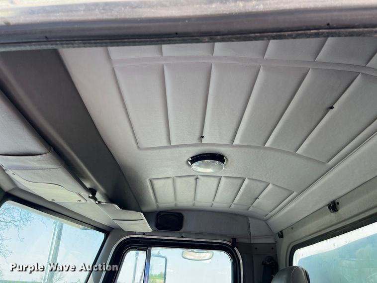 image for item LD9475 2005 Peterbilt PB330 box truck