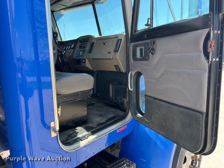 image for item LD9475 2005 Peterbilt PB330 box truck