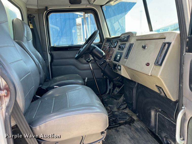 image for item LD9475 2005 Peterbilt PB330 box truck