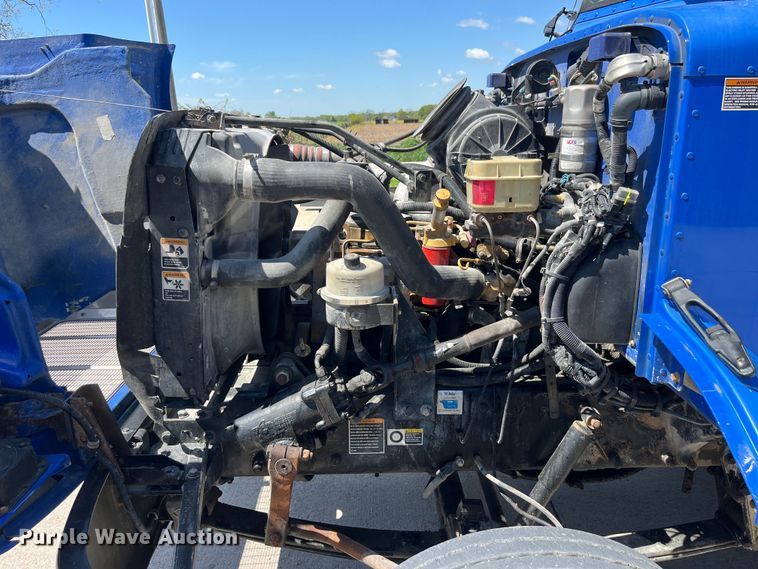 image for item LD9475 2005 Peterbilt PB330 box truck