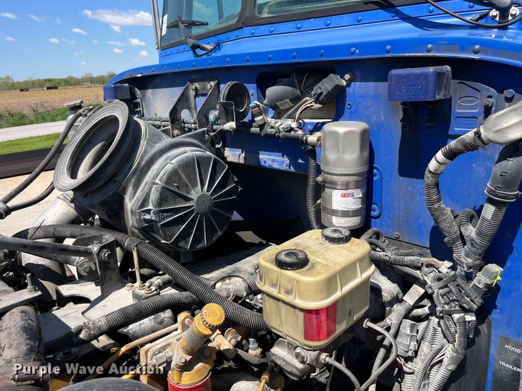 image for item LD9475 2005 Peterbilt PB330 box truck