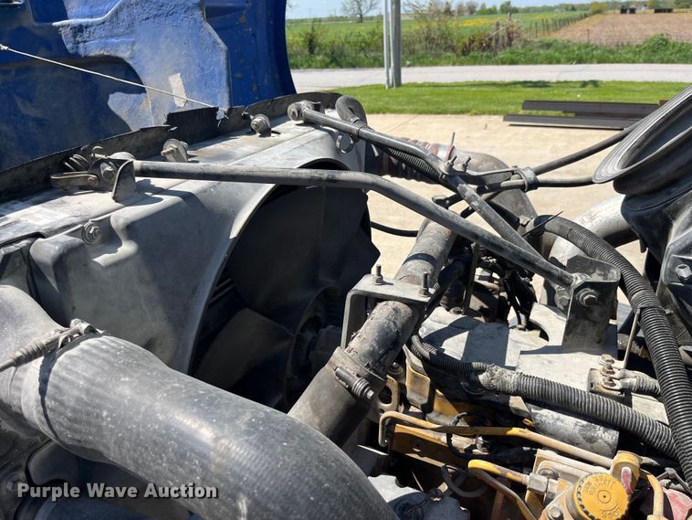 image for item LD9475 2005 Peterbilt PB330 box truck