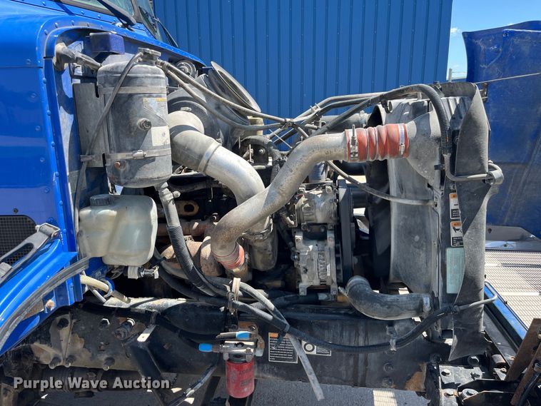 image for item LD9475 2005 Peterbilt PB330 box truck