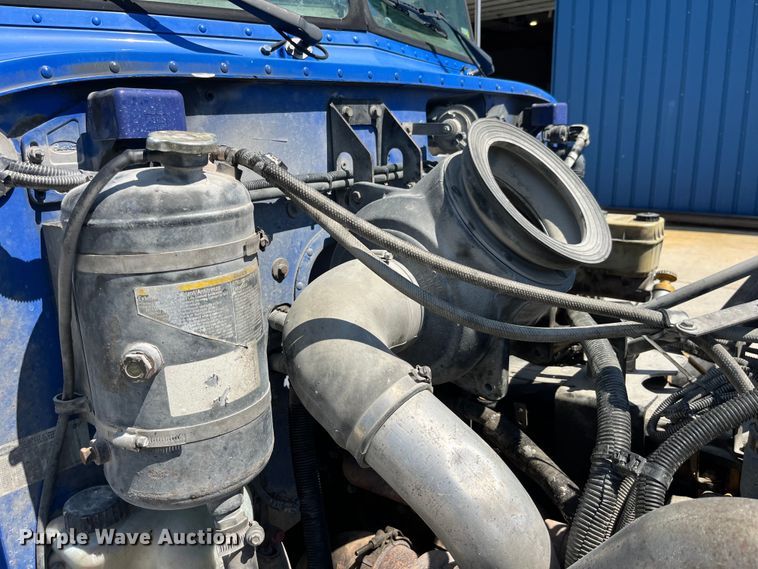 image for item LD9475 2005 Peterbilt PB330 box truck