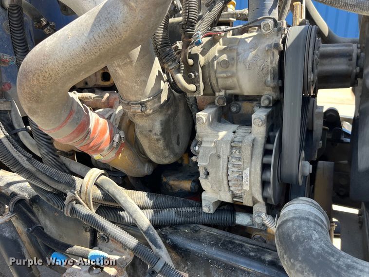 image for item LD9475 2005 Peterbilt PB330 box truck