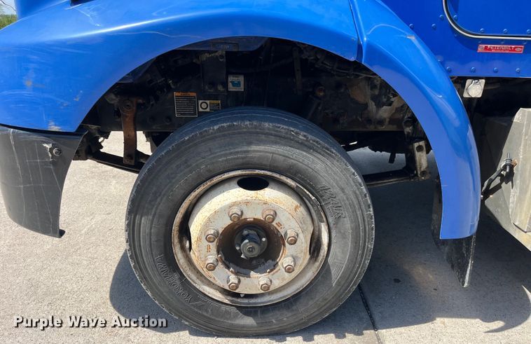 image for item LD9475 2005 Peterbilt PB330 box truck