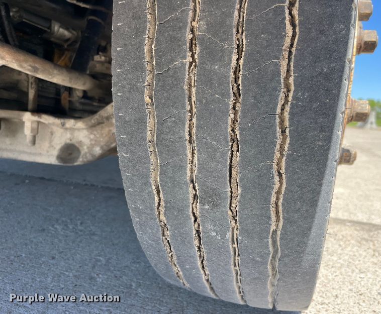 image for item LD9475 2005 Peterbilt PB330 box truck