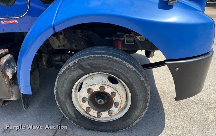 image for item LD9475 2005 Peterbilt PB330 box truck