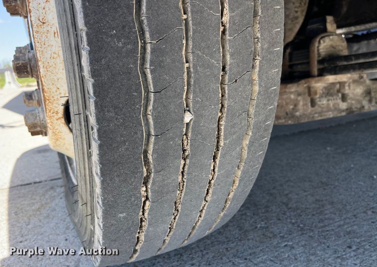 image for item LD9475 2005 Peterbilt PB330 box truck