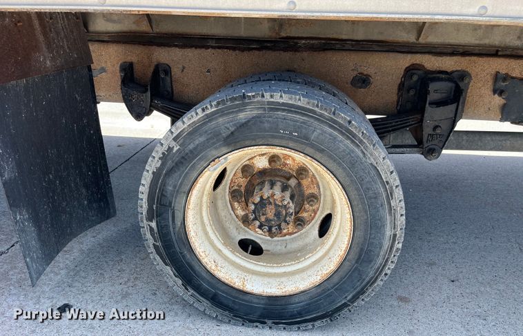 image for item LD9475 2005 Peterbilt PB330 box truck