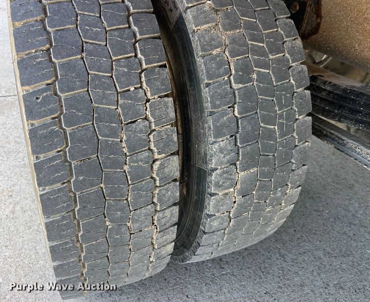 image for item LD9475 2005 Peterbilt PB330 box truck