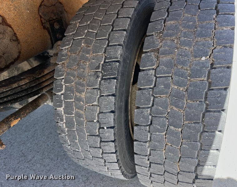 image for item LD9475 2005 Peterbilt PB330 box truck