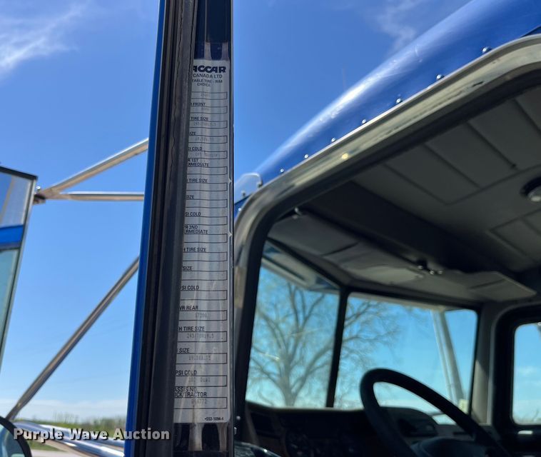 image for item LD9475 2005 Peterbilt PB330 box truck