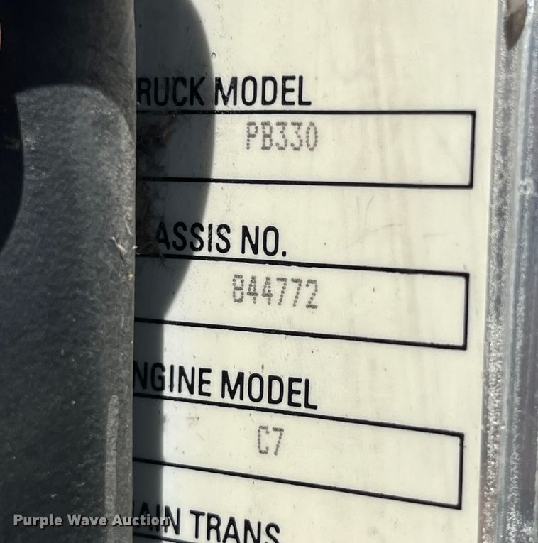 image for item LD9475 2005 Peterbilt PB330 box truck