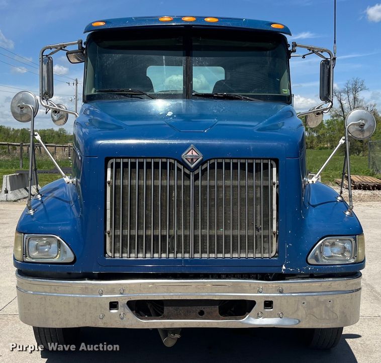 image for item LD9477 2005 International 9200i semi truck