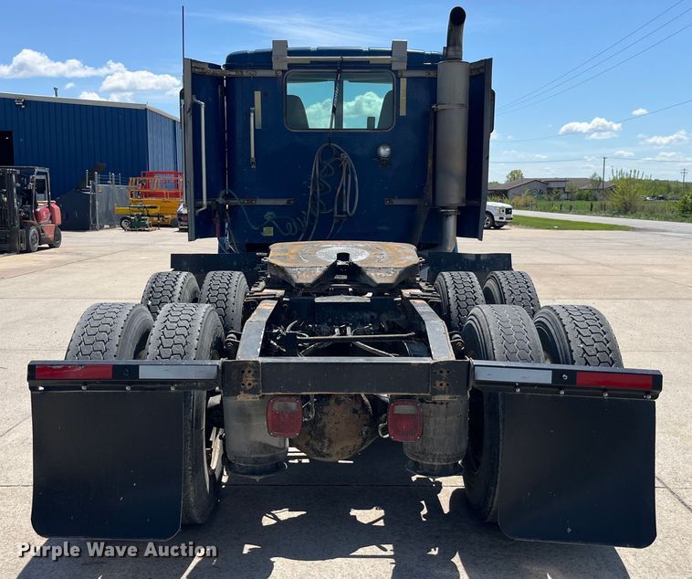 image for item LD9477 2005 International 9200i semi truck