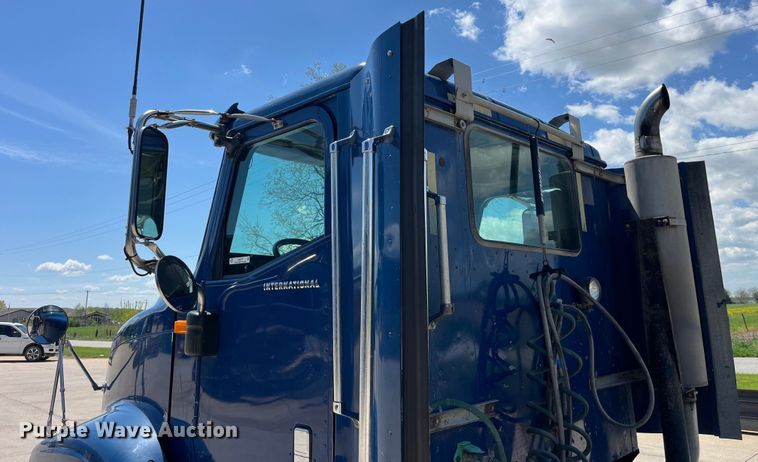 image for item LD9477 2005 International 9200i semi truck